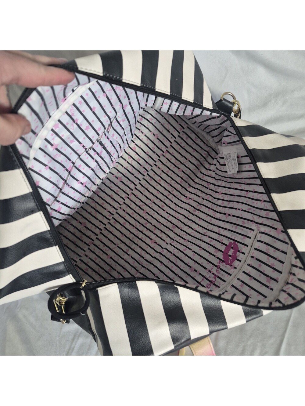 Betsey Johnson faux leather weekender duffle bag 18" cat design and rainbows - Picture 16 of 16